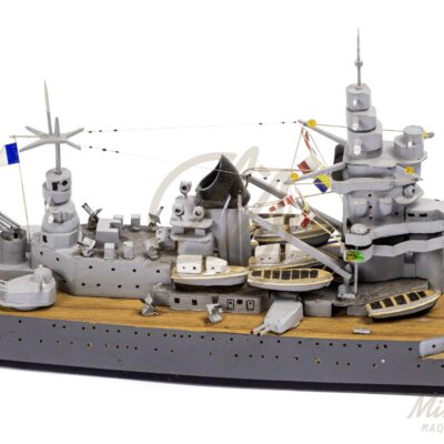 Maquette du Strasbourg en bois zoom sur détails du navire