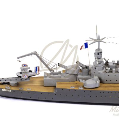 Maquette du Strasbourg en bois zoom sur détails du navire