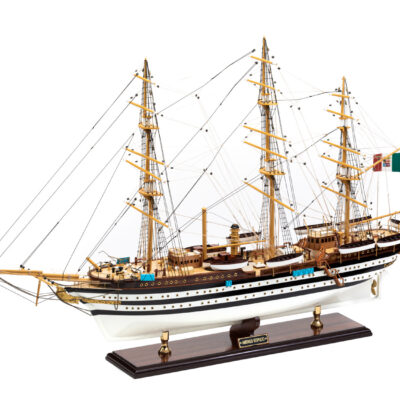 Maquette d'exposition entièrement montée - Mistral Maquettes – Amerigo Vespucci - 90 cm – vue latérale bâbord avant