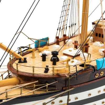 Maquette d'exposition entièrement montée - Mistral Maquettes – Amerigo Vespucci - 90 cm – vue bâbord détail pont avant