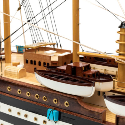 Maquette d'exposition entièrement montée - Mistral Maquettes – Amerigo Vespucci - 90 cm – vue bâbord canots sauvetages