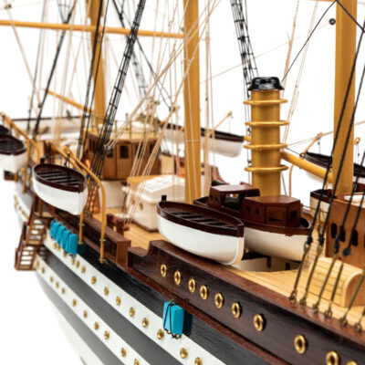 Maquette d'exposition entièrement montée - Mistral Maquettes – Amerigo Vespucci - 90 cm – vue tribord pont central