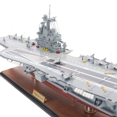 Maquette du Charles De Gaulle - Célèbre Porte Avions de la Marine Française. Maquette d'Exposition Haut de Gamme - Déjà Montée - Mistral Maquettes