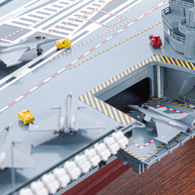 Maquette du Charles De Gaulle - Célèbre Porte Avions de la Marine Française. Maquette d'Exposition Haut de Gamme - Déjà Montée - Mistral Maquettes