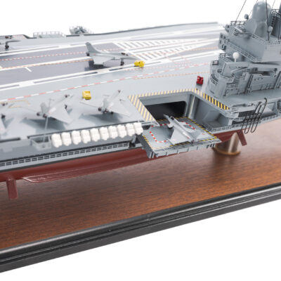 Maquette du Charles De Gaulle - Célèbre Porte Avions de la Marine Française. Maquette d'Exposition Haut de Gamme - Déjà Montée - Mistral Maquettes