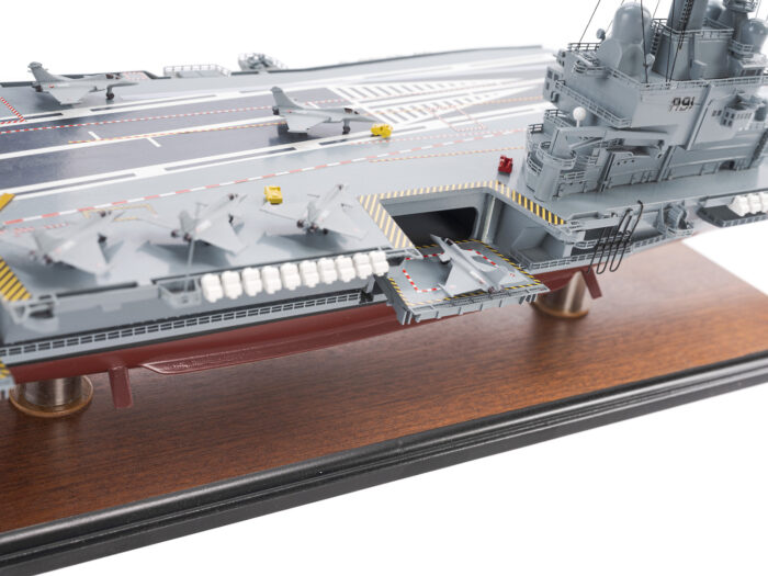 Maquette Porte-Avions Charles De Gaulle – Échelle 1/400 – 140 Pièces – Collection Historique – Dès 14 Ans + Carte Tigre Offerte