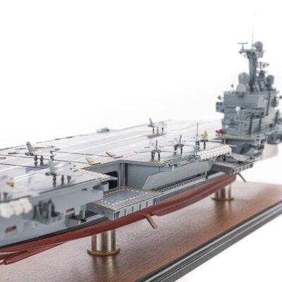 Maquette du Charles De Gaulle - Célèbre Porte Avions de la Marine Française. Maquette d'Exposition Haut de Gamme - Déjà Montée - Mistral Maquettes