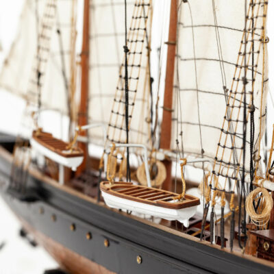 Maquette d'exposition entièrement montée – Mistral Maquettes - Atlantic - 78 cm - Vue babord pont central