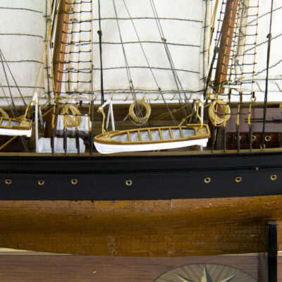 Maquette d'exposition entièrement montée – Mistral Maquettes - Atlantic - 78 cm - Vue plongeante babord pont central