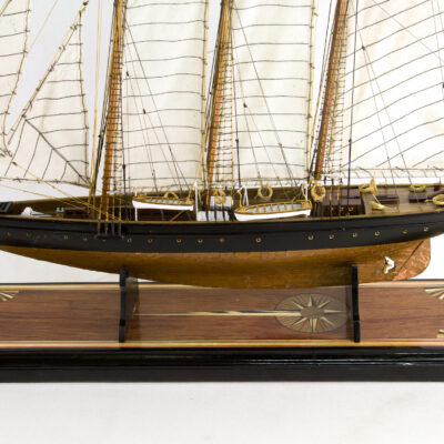 Maquette d'exposition entièrement montée – Mistral Maquettes - Atlantic - 78 cm - Vue plongeante latérale babord