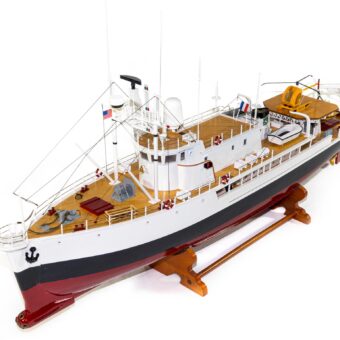 Maquette d'exposition entièrement montée - Mistral Maquettes - La Calypso - 85 cm - vue globale bâbord avant