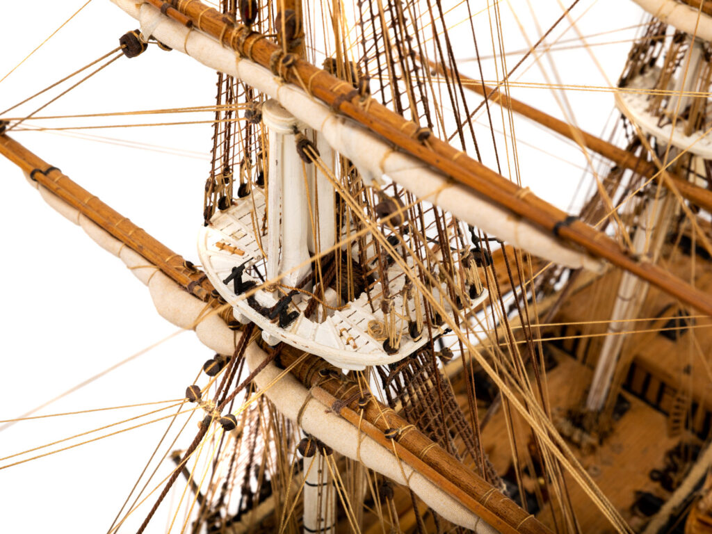 Maquette de bateau représentant Le Superbe (1784). Très bon état. Haut. : 84 cm -... - Artpaugée
