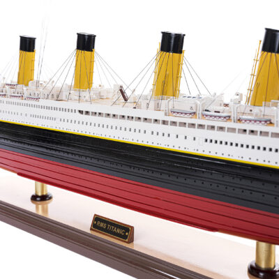Maquette d'exposition entièrement montée – Mistral Maquettes - paquebot Titanic (101 cm), vue latérale babord