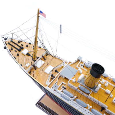 Maquette d'exposition entièrement montée – Mistral Maquettes - paquebot Titanic (101 cm), vue plongeante de la proue