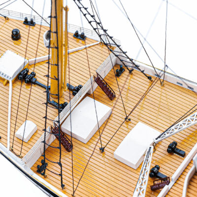 Maquette d'exposition entièrement montée – Mistral Maquettes - paquebot Titanic (101 cm), vue macro pont avant