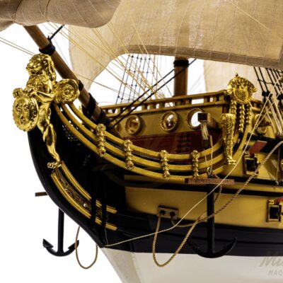 Maquette de l’Ambitieux avec figure de proue dorée en forme de lion, détail de l’étrave.
