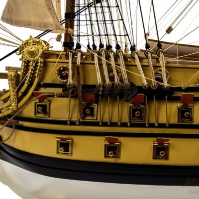 Batteries de canons du trois-ponts L’Ambitieux, reproduction historique de qualité musée.