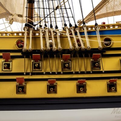 Batteries de canons du trois-ponts L’Ambitieux, reproduction historique de qualité musée.
