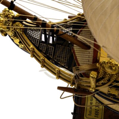 Maquette de l’Ambitieux avec figure de proue dorée en forme de lion, détail de l’étrave.