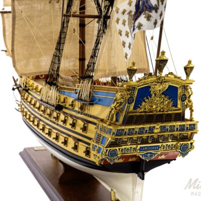 Arrière de L’Ambitieux, maquette du vaisseau royal ornée de sculptures dorées et de pavillons fleurdelisés.