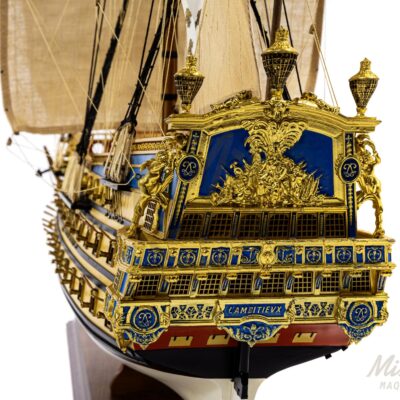 Arrière de L’Ambitieux, maquette du vaisseau royal ornée de sculptures dorées et de pavillons fleurdelisés.