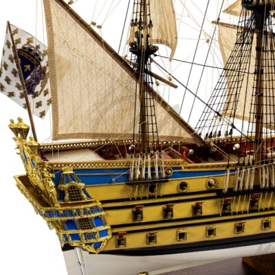 Arrière de L’Ambitieux, maquette du vaisseau royal ornée de sculptures dorées et de pavillons fleurdelisés.