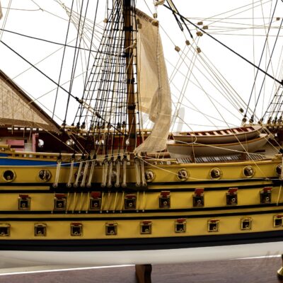 Batteries de canons du trois-ponts L’Ambitieux, reproduction historique de qualité musée.