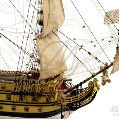 Maquette de l’Ambitieux avec figure de proue dorée en forme de lion, détail de l’étrave.