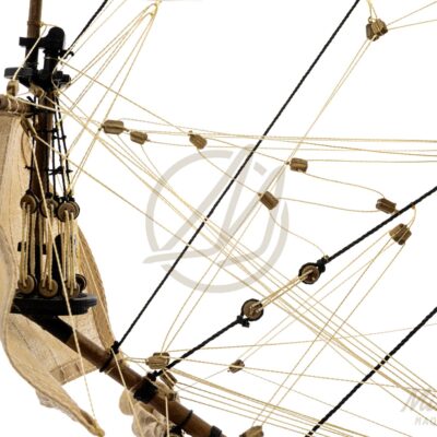 Gréement détaillé et voiles en tissu de la maquette artisanale du vaisseau L’Ambitieux.