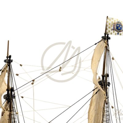 Gréement détaillé et voiles en tissu de la maquette artisanale du vaisseau L’Ambitieux.