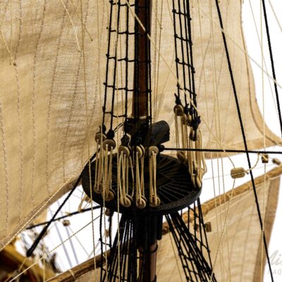 Gréement détaillé et voiles en tissu de la maquette artisanale du vaisseau L’Ambitieux.