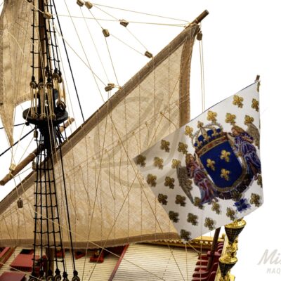 Gréement détaillé et voiles en tissu de la maquette artisanale du vaisseau L’Ambitieux.