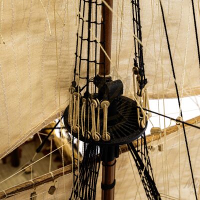 Gréement détaillé et voiles en tissu de la maquette artisanale du vaisseau L’Ambitieux.