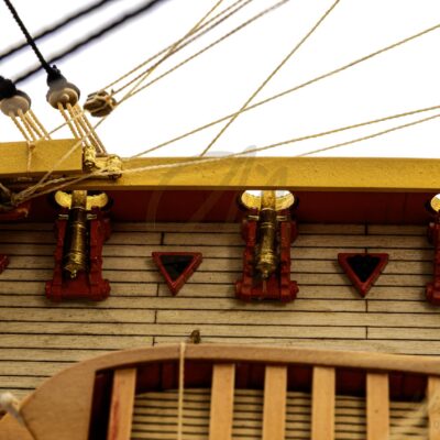 Batteries de canons du trois-ponts L’Ambitieux, reproduction historique de qualité musée.