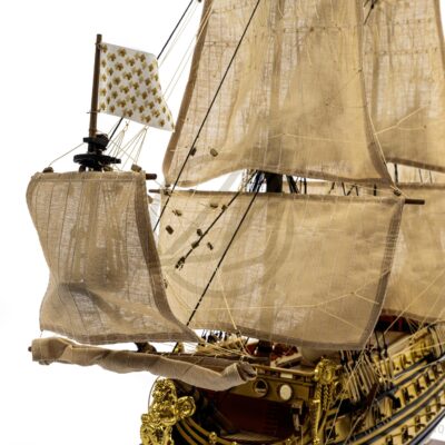 Maquette de l’Ambitieux avec figure de proue dorée en forme de lion, détail de l’étrave.