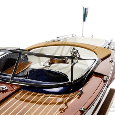 Maquette de l'Aqua – Inspiré des Runabouts Italiens des années 2000 - Réalisé en bois et vernis avec le style de la dolce vita - Détail du pare brise