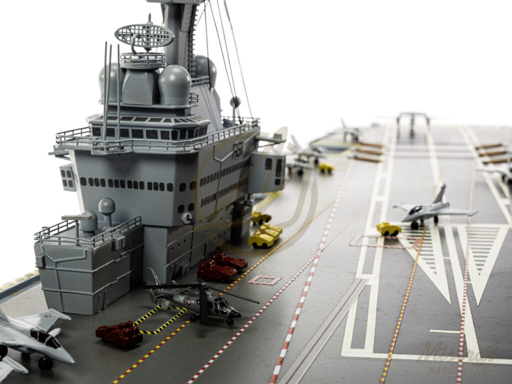Heller 81072 - CHARLES DE GAULLE 2001 1/400 - Modell Journal