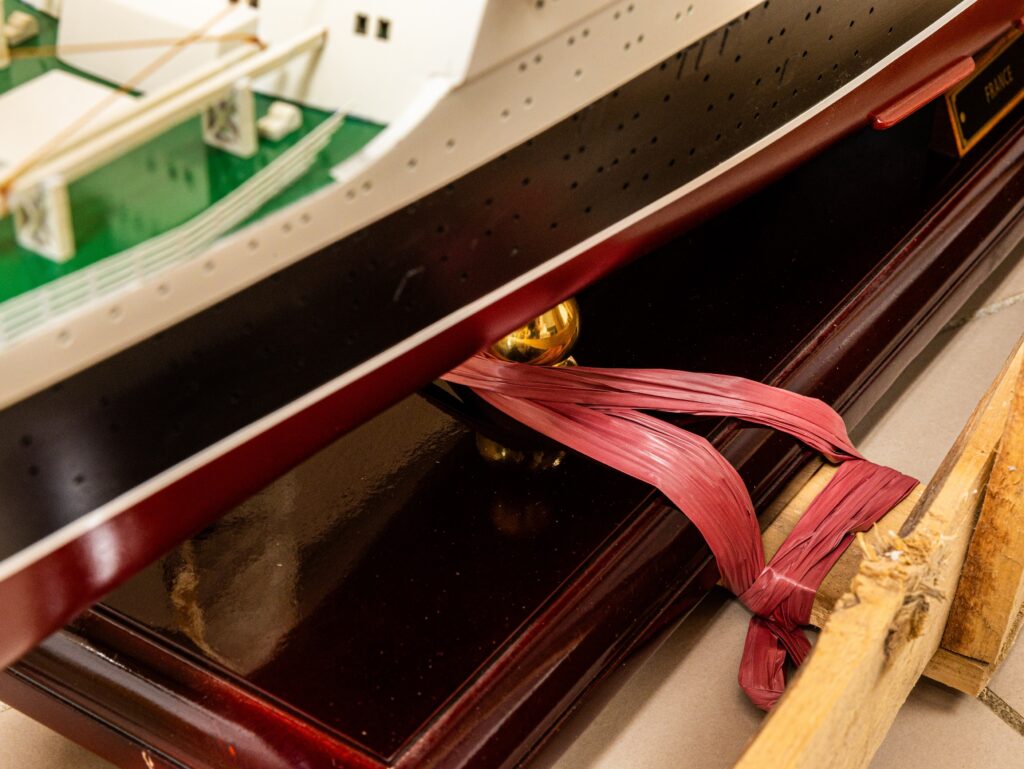 Colis Mistral Maquettes - Fixations bateau dans la structure en bois