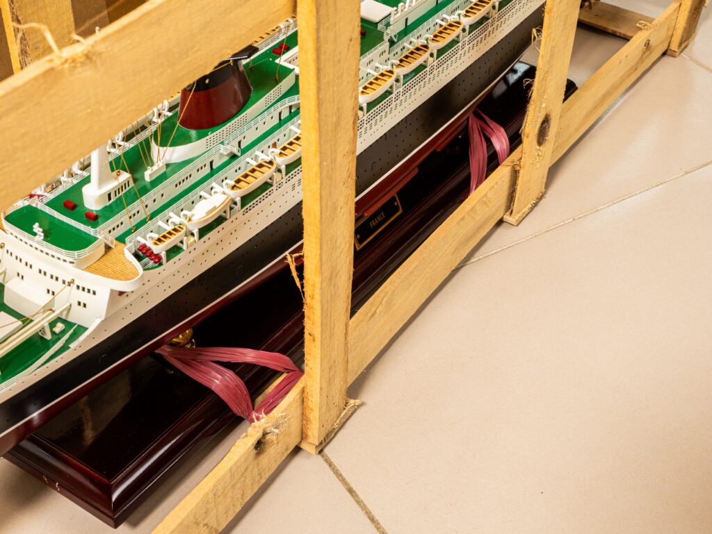 Colis Mistral Maquettes - Fixations bateau dans la structure en bois