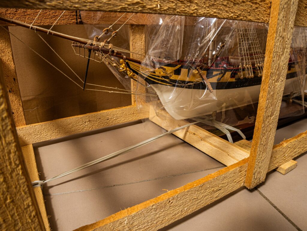Colis Mistral Maquettes - Fixations bateau dans la structure en bois