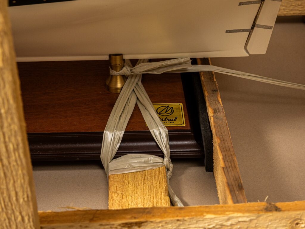Colis Mistral Maquettes - Fixations bateau dans la structure en bois