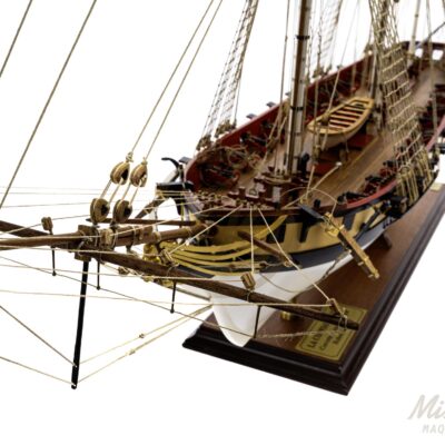 Maquette de La Confiance, Frégate Corsaire de Surcouf. Série Limitée de Qualité Musée. Maquette en bois. Vue d’ensemble.