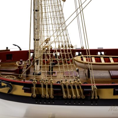 Maquette de La Confiance, Série Limitée de qualité Musée, vue rapprochée du pont avec canons et aménagements.