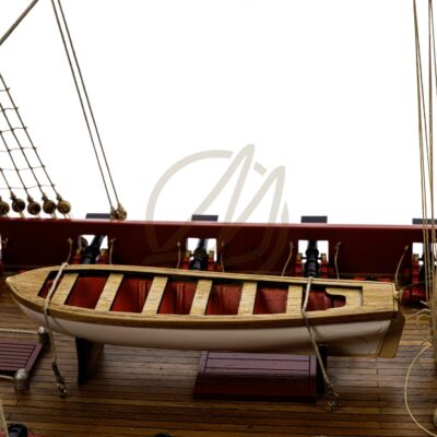 Maquette de La Confiance, Série Limitée de qualité Musée, vue rapprochée du pont avec canons et aménagements.