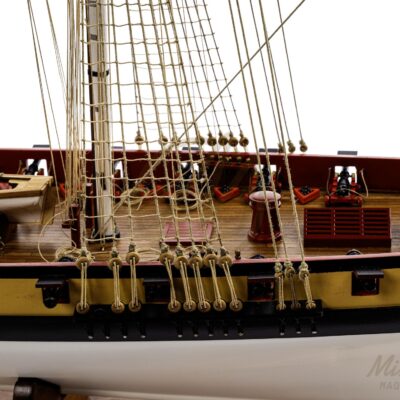 Maquette de La Confiance, Série Limitée de qualité Musée, vue rapprochée du pont avec canons et aménagements.
