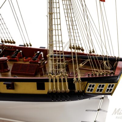 Maquette de La Confiance, Série Limitée de qualité Musée, vue rapprochée du pont avec canons et aménagements.