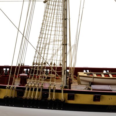 Maquette de La Confiance, Série Limitée de qualité Musée, vue rapprochée du pont avec canons et aménagements.