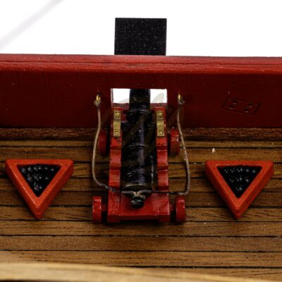 Maquette de La Confiance, Série Limitée de qualité Musée, vue rapprochée du pont avec canons et aménagements.