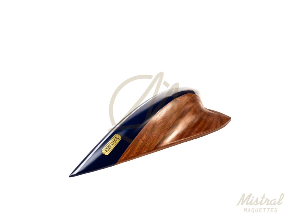 Maquette Endeavour demi coque 90 cm en bois finition vernie vue latérale complète sur fond blanc