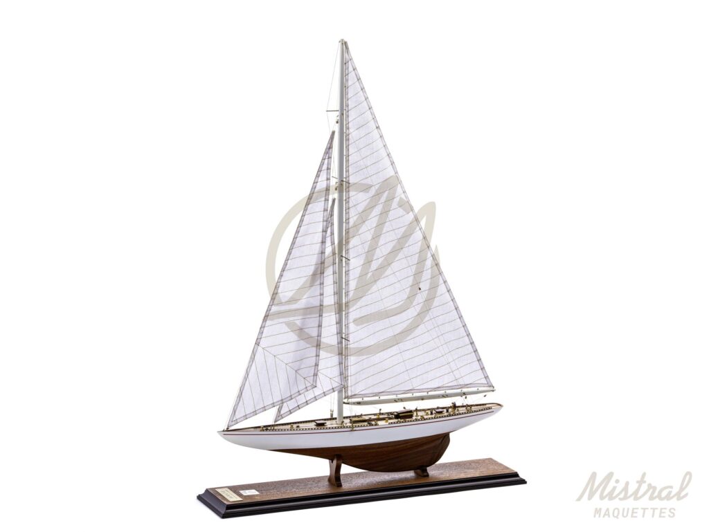 Maquette du voilier Rainbow classe J 1934 – Mistral Maquettes, qualité décorative, longueur 48 cm